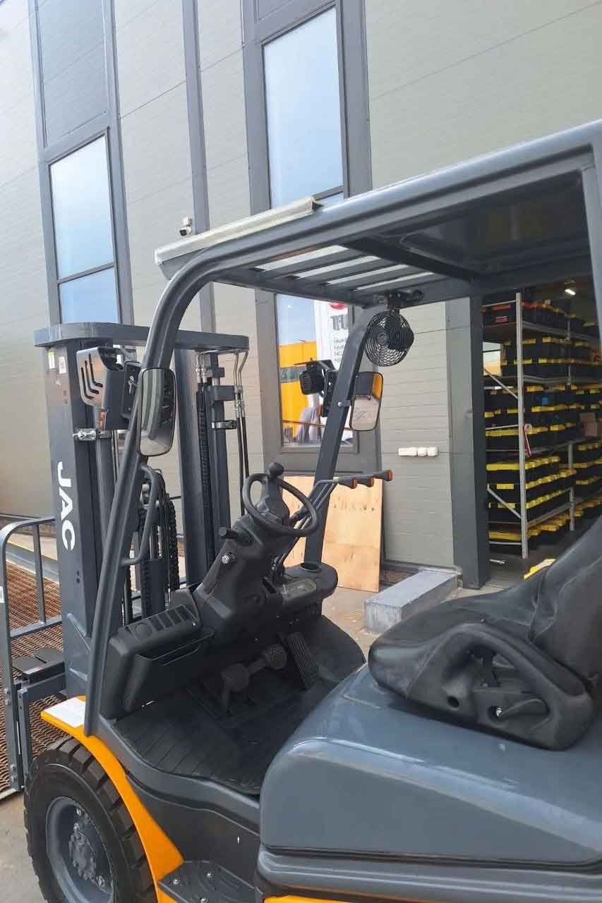 рабочее место оператора дизельного вилочного погрузчика JAC CPCD20