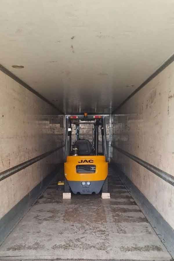 погрузчик JAC CPCD20 в кузове автомобиля перед доставкой заказчику