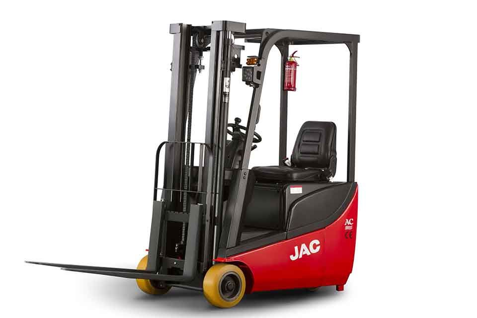 Красный трёхопорный электропогрузчик JAC с компактной конструкцией и жёлтыми передними колёсами, на фоне ровной студийной подсветки.