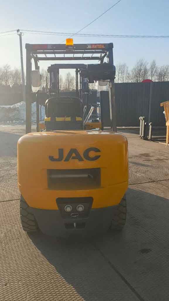 Дизельный погрузчик JAC CPCD35H перед отгрузкой на складе техники