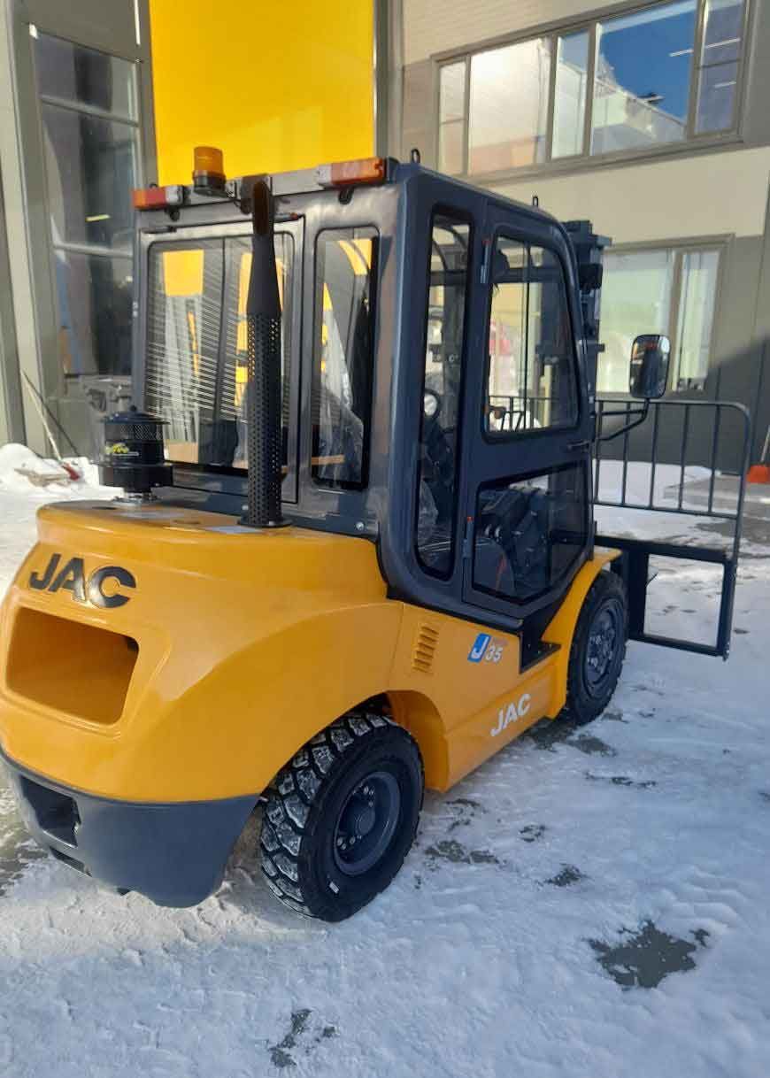 Складская техника JAC CPCD35J Euro на складе перед транспортировкой