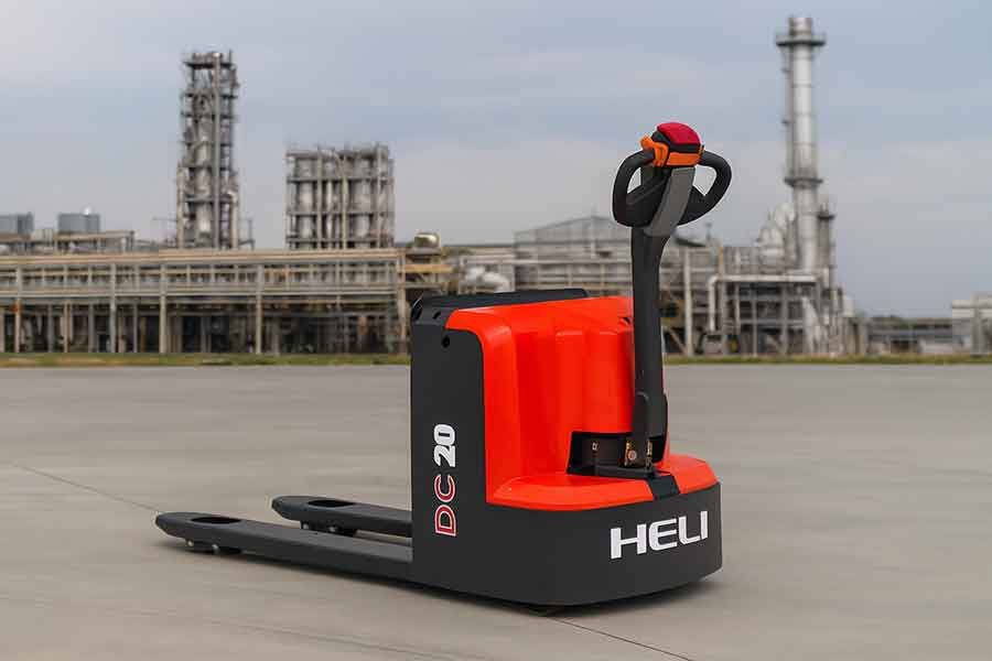 Электрическая тележка HELI CBD20 на складе с ровным покрытием"