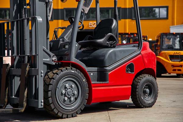 images/blog/jac-and-linde-forklifts-east-vs-west-01.jpg