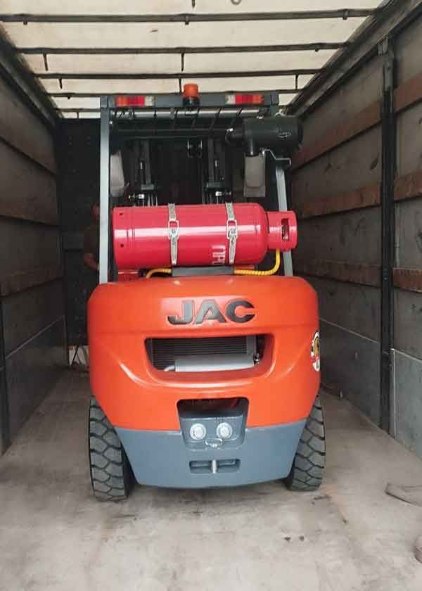 газ бензиновый вилочный погрузчик JAC CPQD35H 3.5 т перед отгрузкой в Пензу