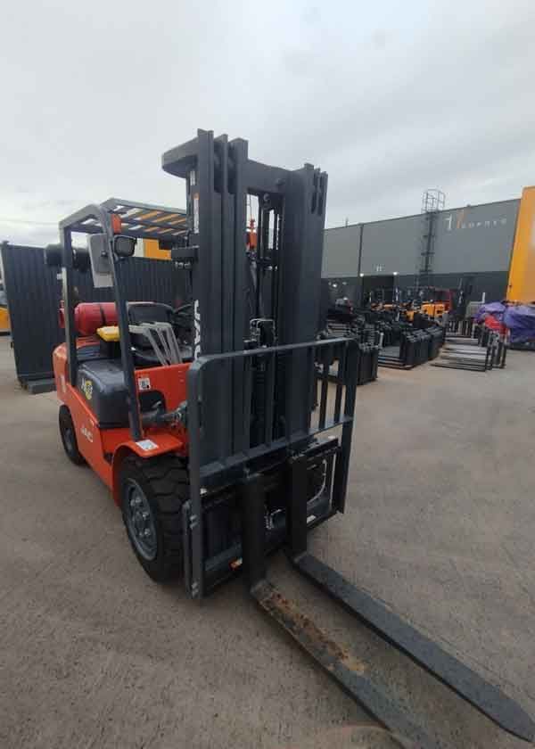 вилочный погрузчик JAC CPQD35H газ бензин 3500 кг на складе перед поставкой