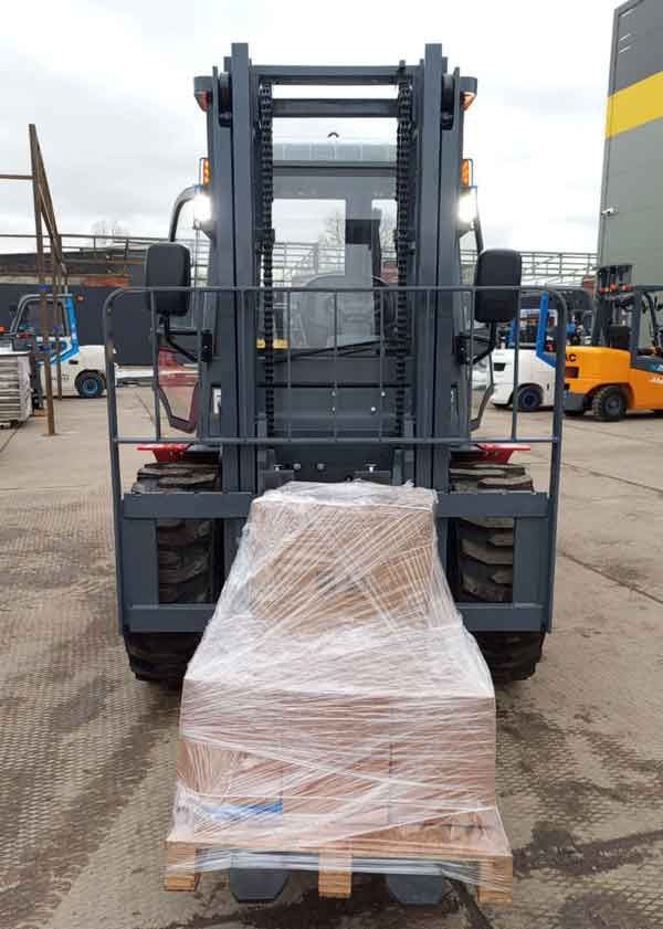 Дизельный вилочный погрузчик JAC CPCD35 4WD на складе перед отправкой