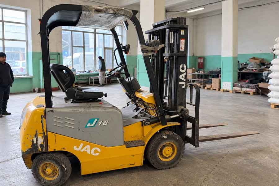 Электрический погрузчик JAC CPD16 после установки тяговой батареи Elhim Iskra 48V 4PzB 400 Ah