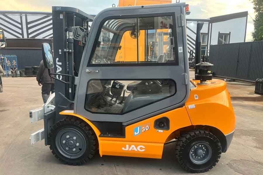дизельный вилочный погрузчик JAC CPCD30J с кабиной и ротатором перед отгрузкой