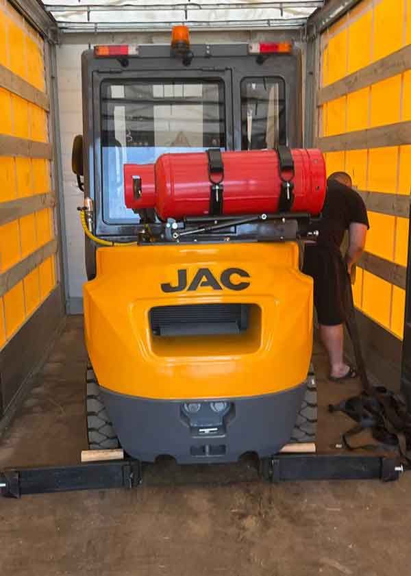 бензиновый вилочный погрузчик JAC CPQD35J газ бензин перед передачей клиенту в Твери