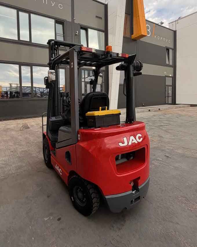 JAC CPCD18 грузоподъёмностью 1,8 тонны с мачтой 6 метров