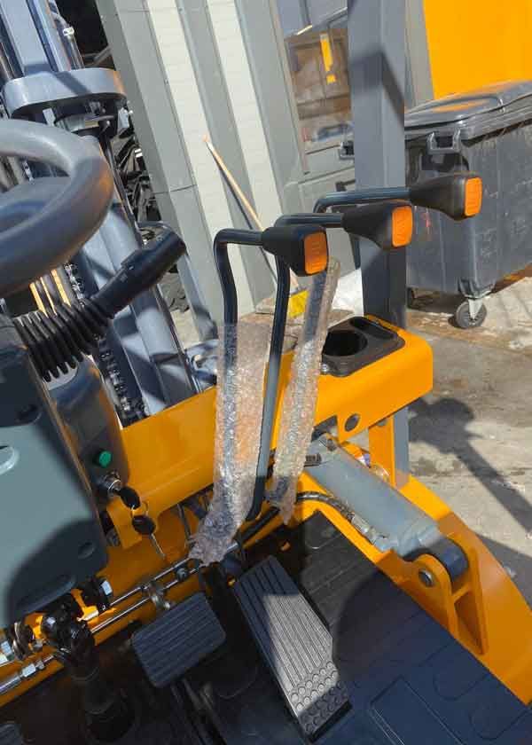 Дизельный вилочный погрузчик JAC CPCD20H в процессе отгрузки