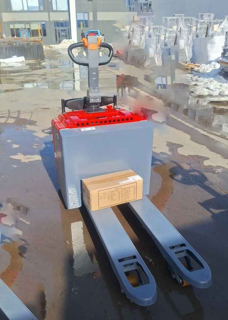 Перевозчик паллет JAC CBD30 перед отгрузкой со склада поставщика