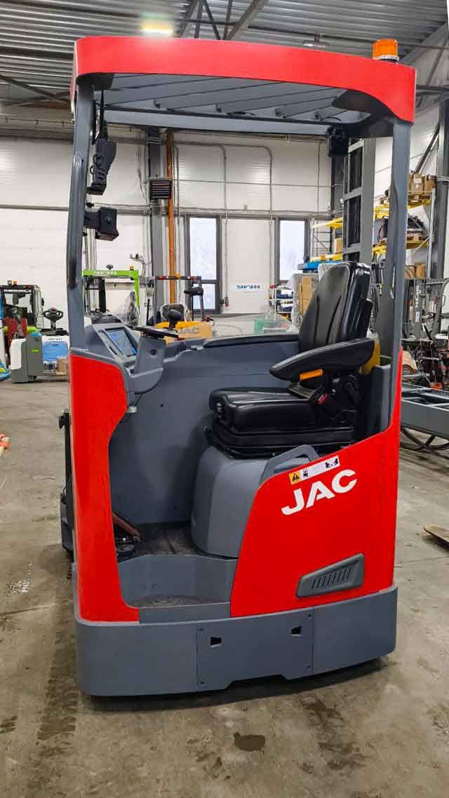 Ричтрак JAC CQD20 перед отгрузкой на складе техники