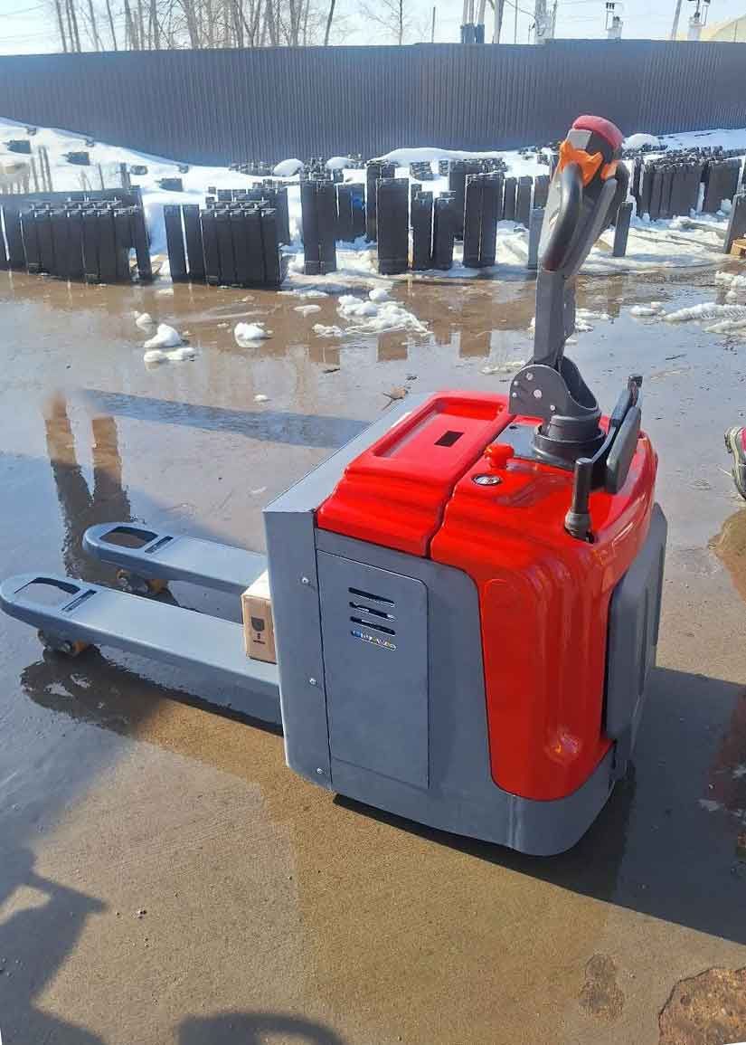 Электрическая складская тележка JAC CBD30 в процессе подготовки к отгрузке