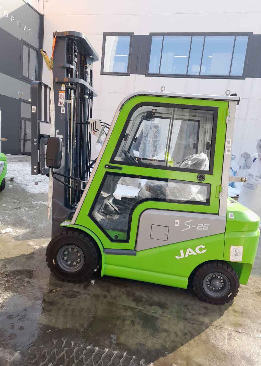 Электрический погрузчик JAC CPD25S для работы в помещении перед отправкой