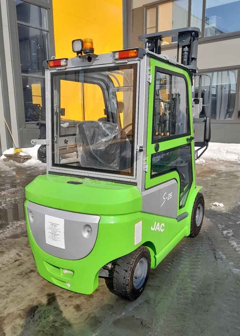 JAC CPD25S в зоне отгрузки складской техники