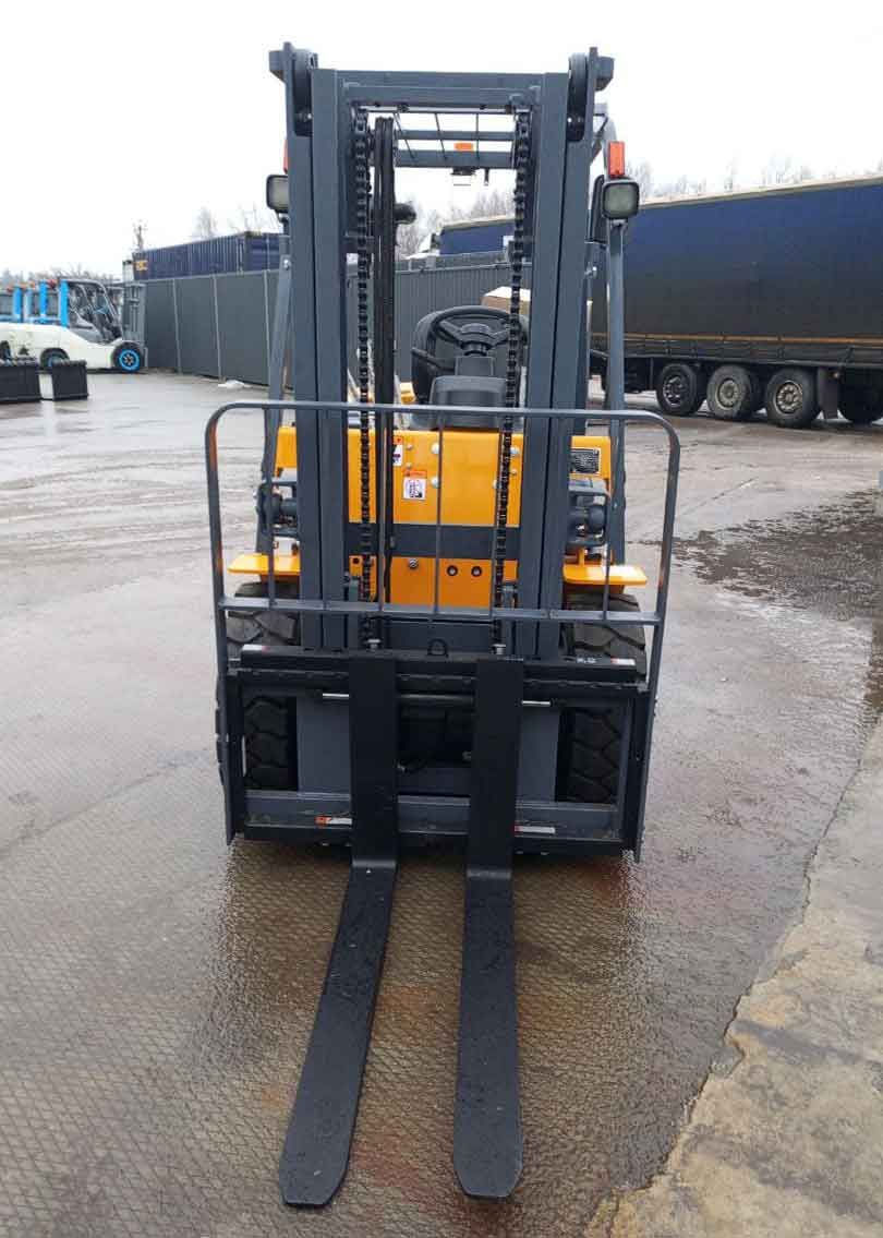 Погрузчик JAC CPCD30H грузоподъемностью 3 тонны перед передачей клиенту