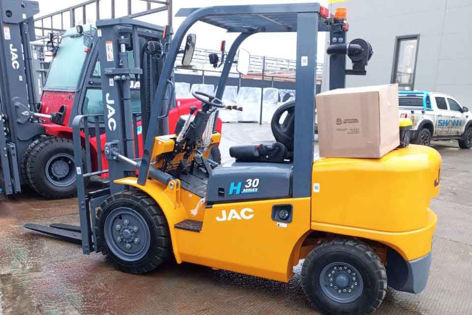 Складская техника JAC CPCD30H на складе перед транспортировкой
