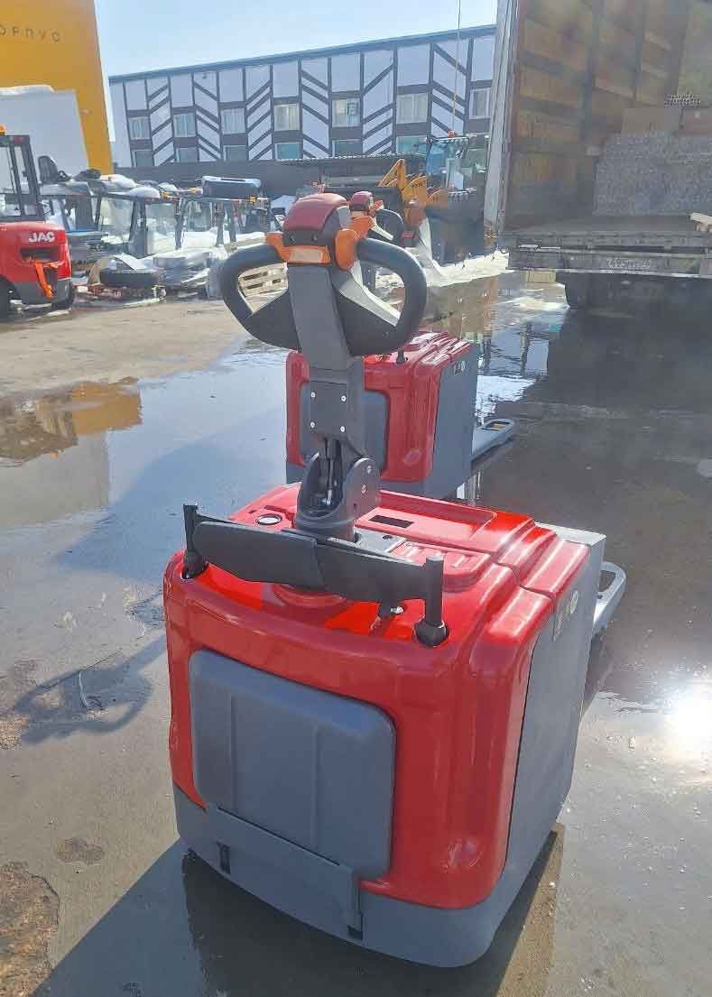 Транспортировщик поддонов JAC CBD30 на складе перед отправкой