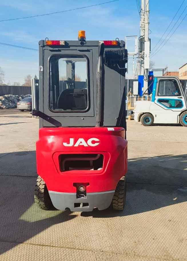 Компактный погрузчик JAC CPCD15J EURO грузоподъемностью 1,5 тонны перед отправкой