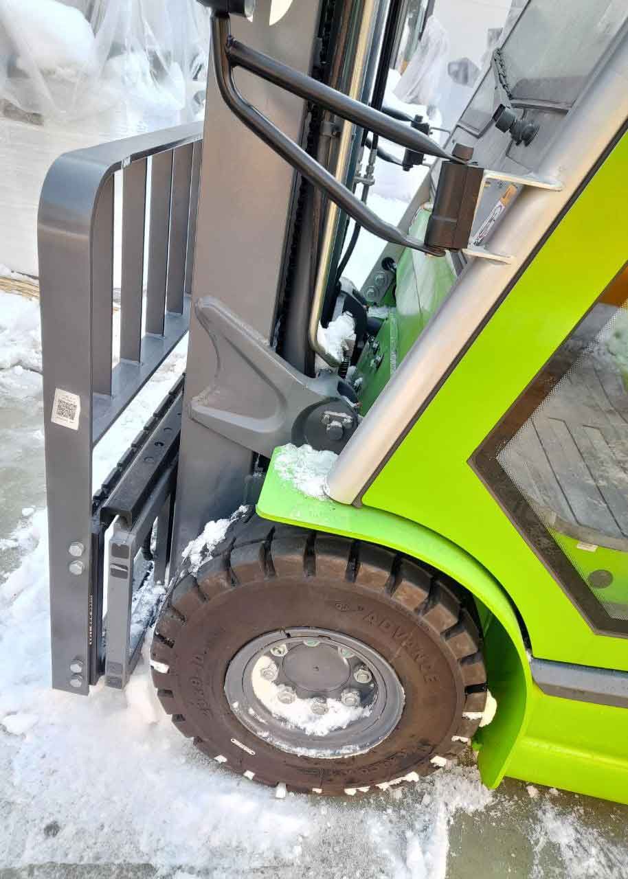 Литиевый погрузчик JAC CPD25S в зоне подготовки к отправке клиенту