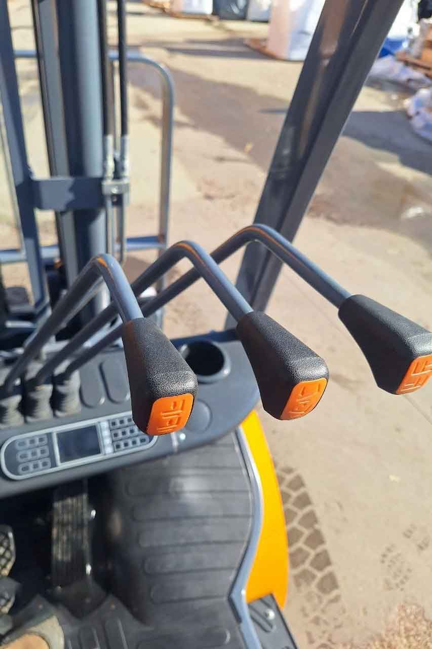 Новый погрузчик JAC CPCD30J на складе перед передачей заказчику