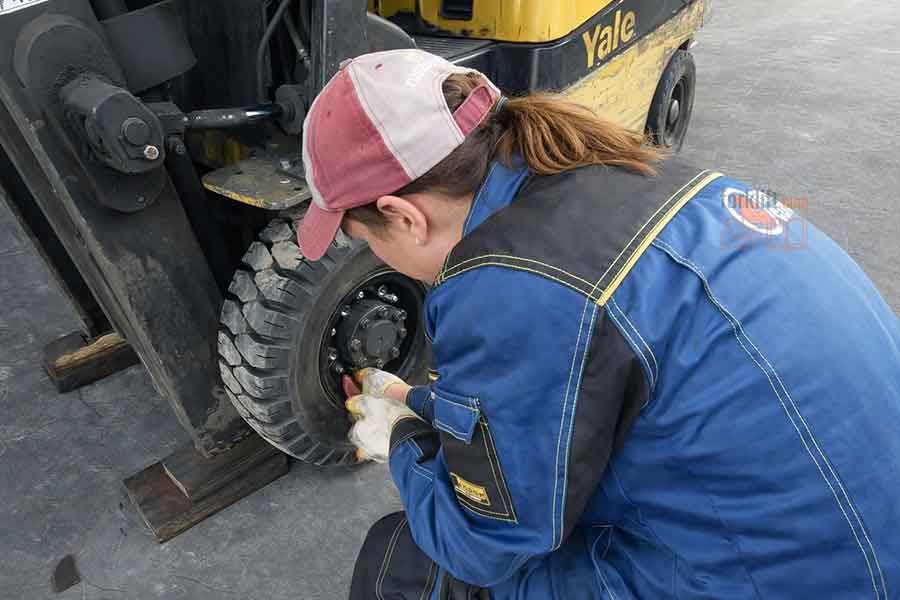 Техническое обслуживание вилочного погрузчика на складе помогает поддерживать надежную работу техники и снижать простои в ежедневной эксплуатации