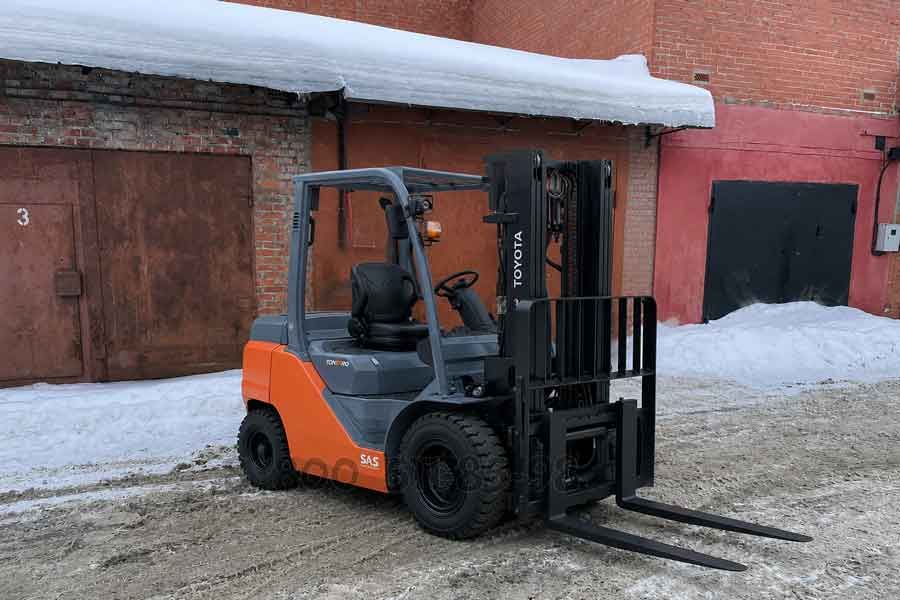 Toyota 02-8FD50 на открытой складской площадке зимой — японский дизельный вилочный погрузчик грузоподъёмностью 5 тонн для интенсивной эксплуатации