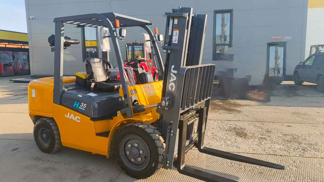 Дизельный вилочный погрузчик JAC CPCD35H на складе перед отгрузкой
