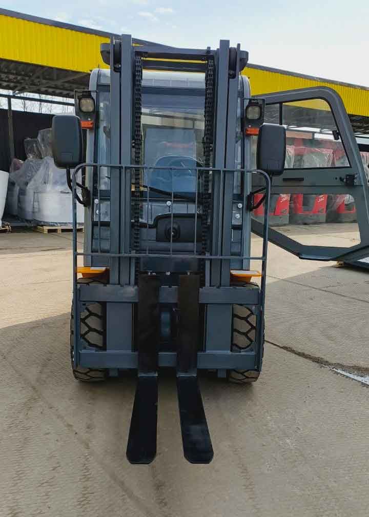 Новый погрузчик JAC CPCD35J на складе перед передачей заказчику