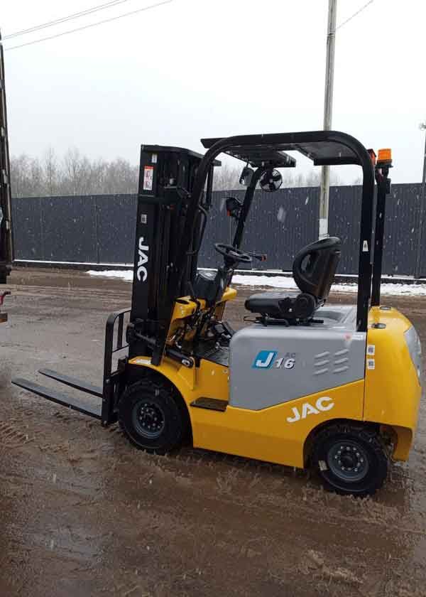 Электропогрузчик JAC CPD16 EURO перед отгрузкой на складе техники