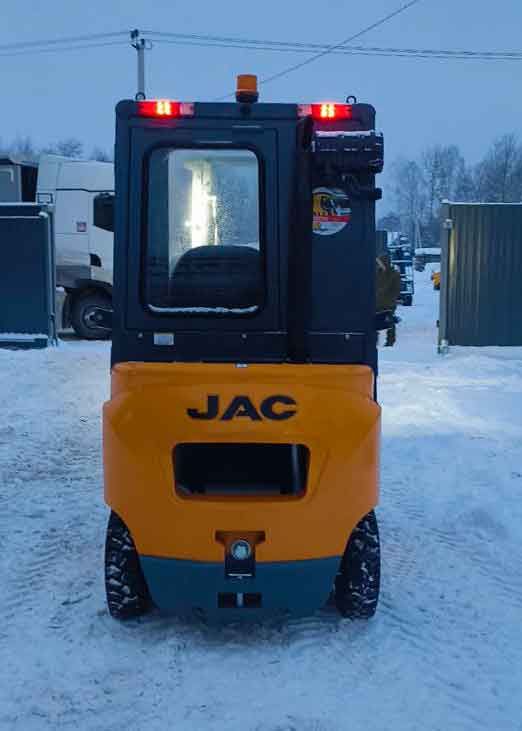 Компактный вилочный погрузчик JAC CPCD15J EURO в зоне подготовки к отправке