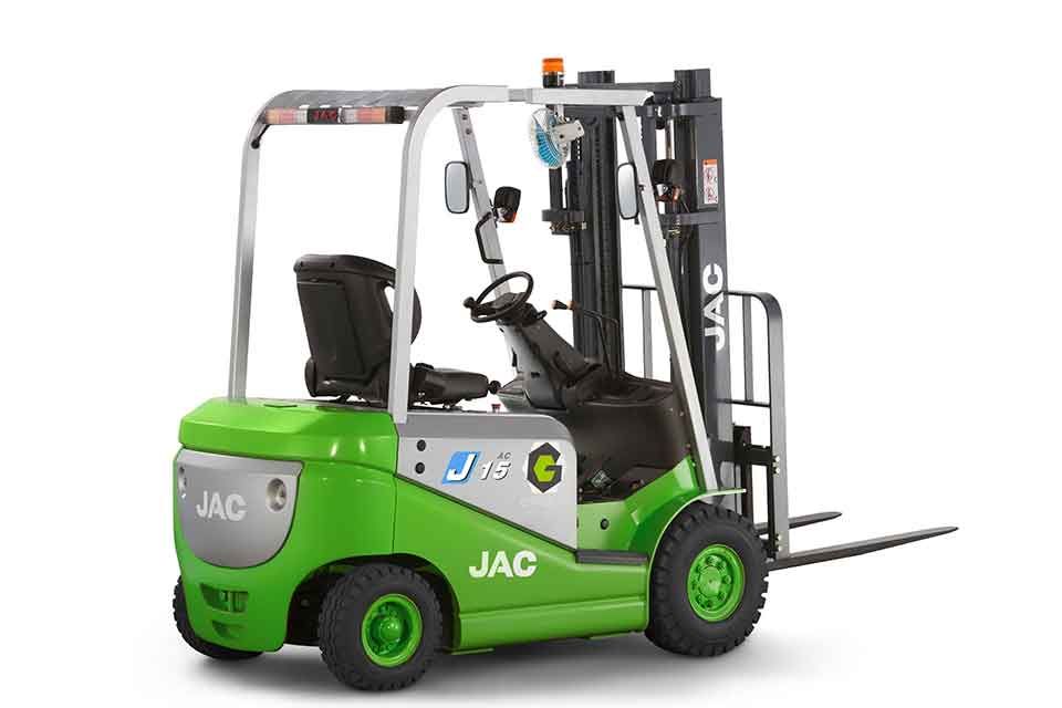 Зелёный электрический вилочный погрузчик JAC с серыми и металлическими элементами, вид сбоку, студийная съёмка на белом фоне.