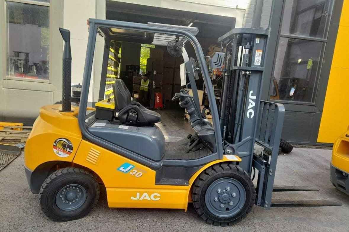 images/otgruzki/jac-cpcd30j-peredan-klientu-universalnoe-reshenie-dlya-sklada/jac-cpcd-30-j-dizelnyj-vilochnyj-pogruzchik-cover.jpg