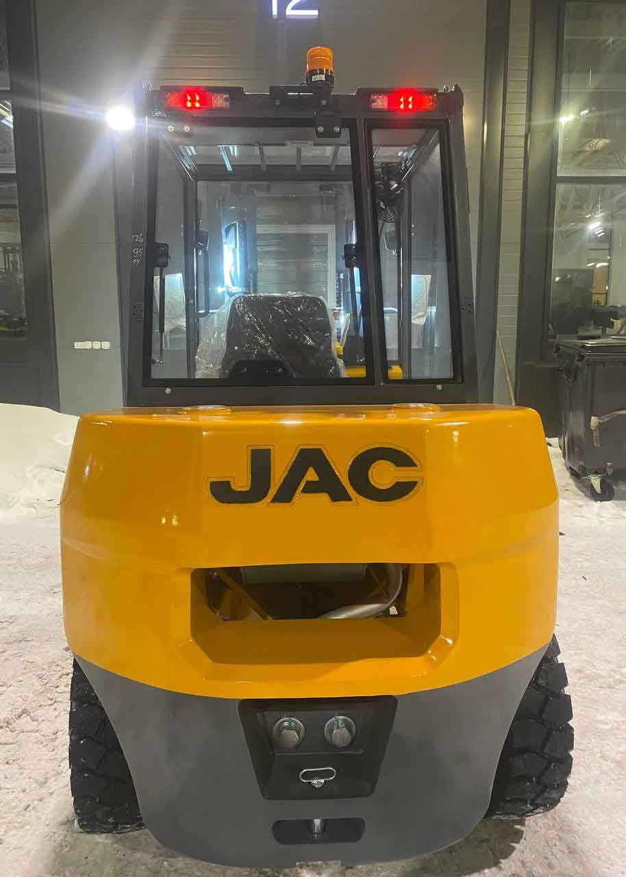 Погрузчик JAC CPCD40H грузоподъемностью 4 тонны перед передачей клиенту