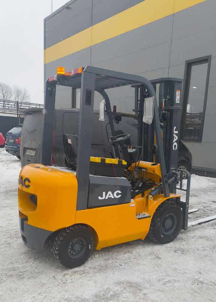 Погрузчик JAC CPCD15H грузоподъемностью 1,5 тонны перед передачей клиенту
