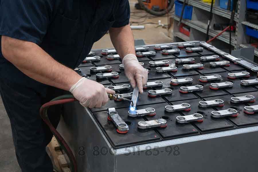 Профессиональное обслуживание тяговой свинцово-кислотной батареи, продлевающее срок службы аккумулятора и обеспечивающее стабильную работу погрузчика