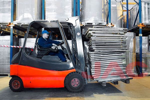 images/blog/electric-forklifts-top-5-manufacturers-01.jpg