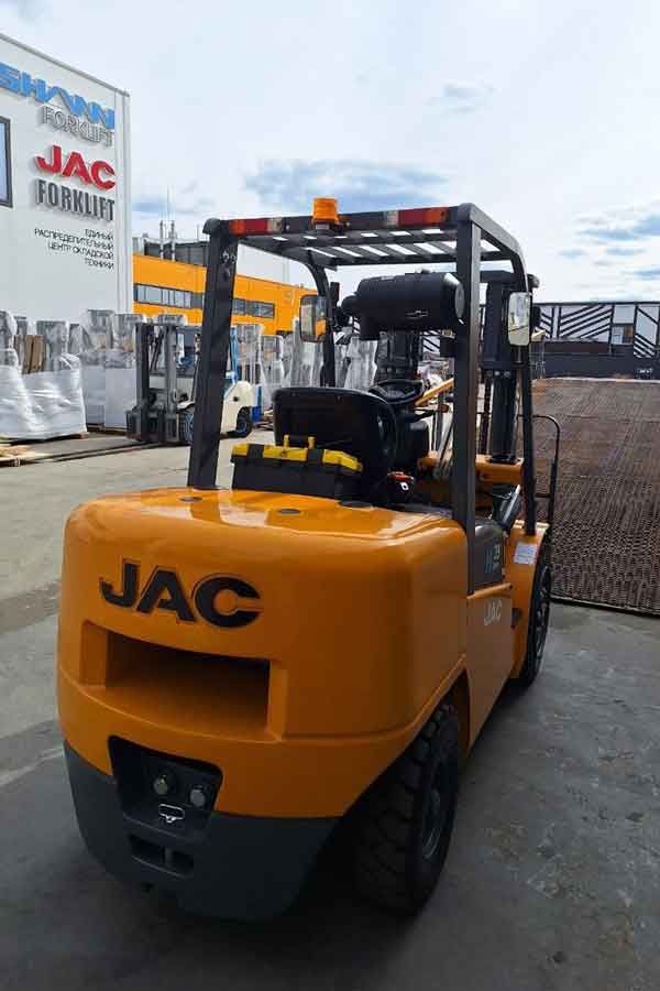 погрузчик JAC CPCD35H грузоподъемностью 3.5 тонны на складе техники