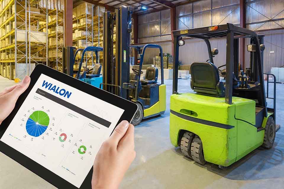 Система Wialon на планшете для мониторинга складской техники: контроль погрузчиков в режиме реального времени на складе
