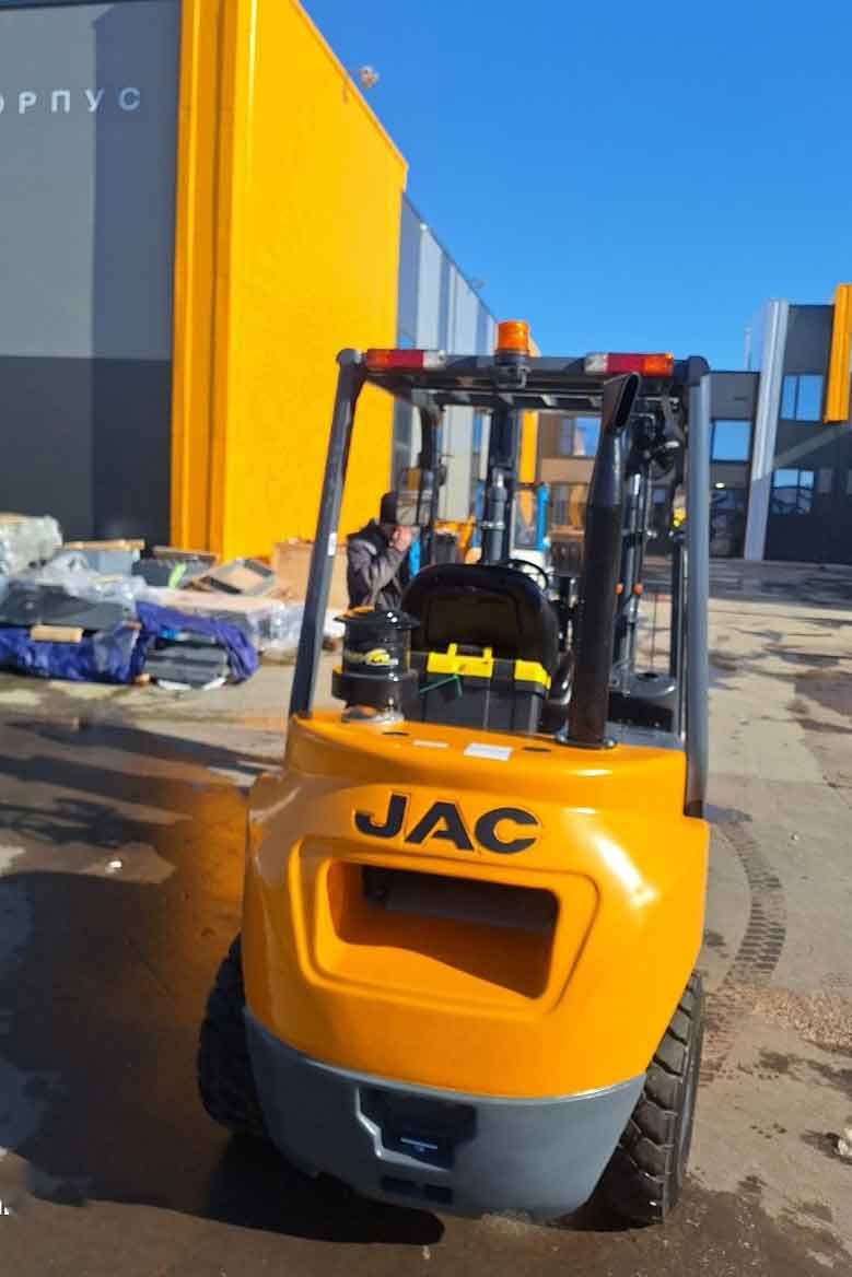 Погрузчик JAC CPCD30J грузоподъемностью 3 тонны в зоне подготовки к отправке