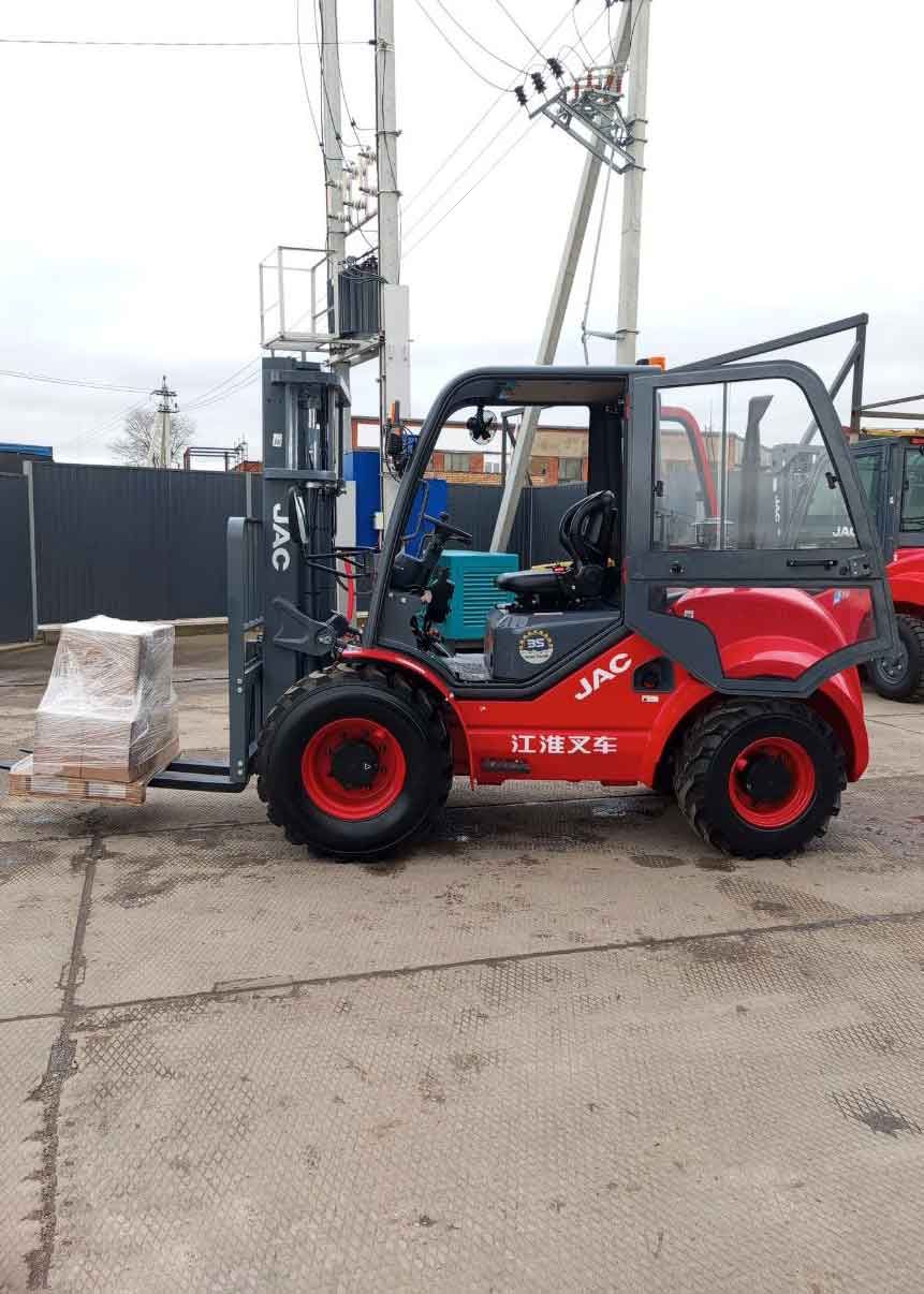 Погрузчик JAC CPCD35 с внедорожными колесами перед отправкой