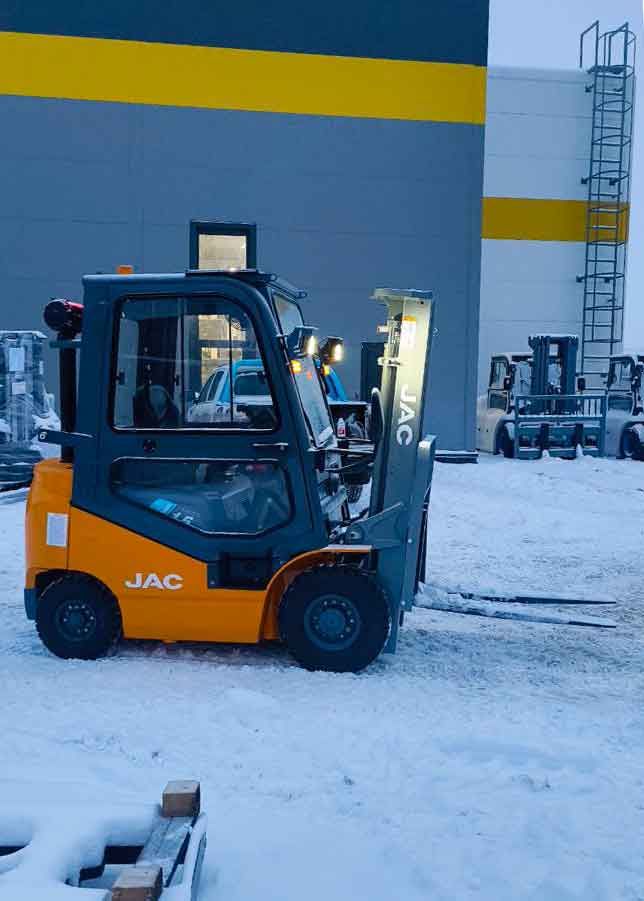 Дизельный погрузчик JAC CPCD15J EURO перед отгрузкой на складе