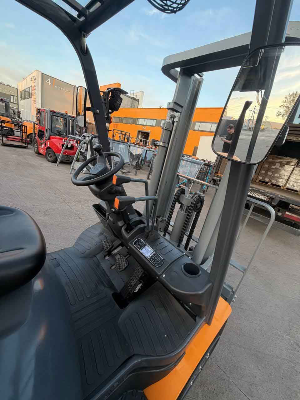 вилочный погрузчик JAC CPCD35 Euro с защитным каркасом оператора