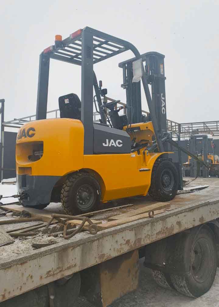 Дизельный погрузчик JAC CPCD15H перед отгрузкой на складе техники