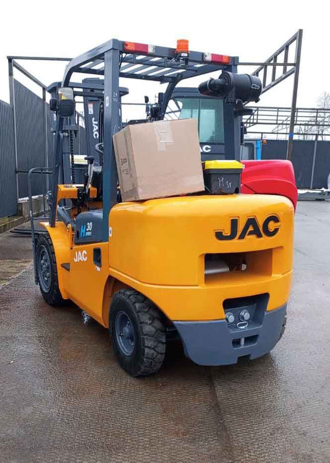JAC CPCD30H в зоне подготовки к отгрузке складской техники