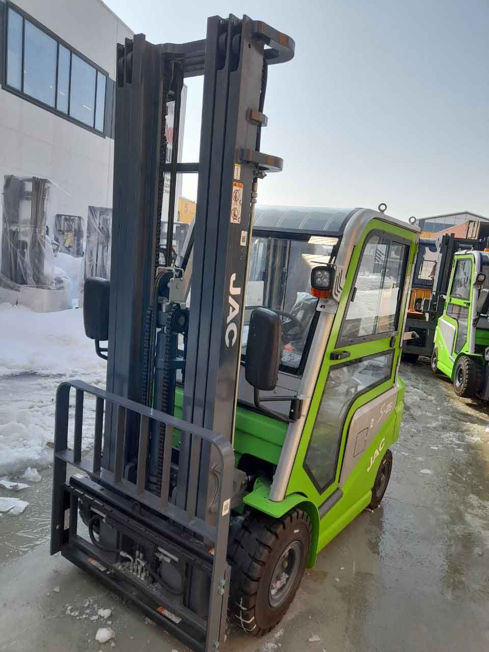 Литиевый погрузчик JAC CPD25S с мачтой перед отгрузкой