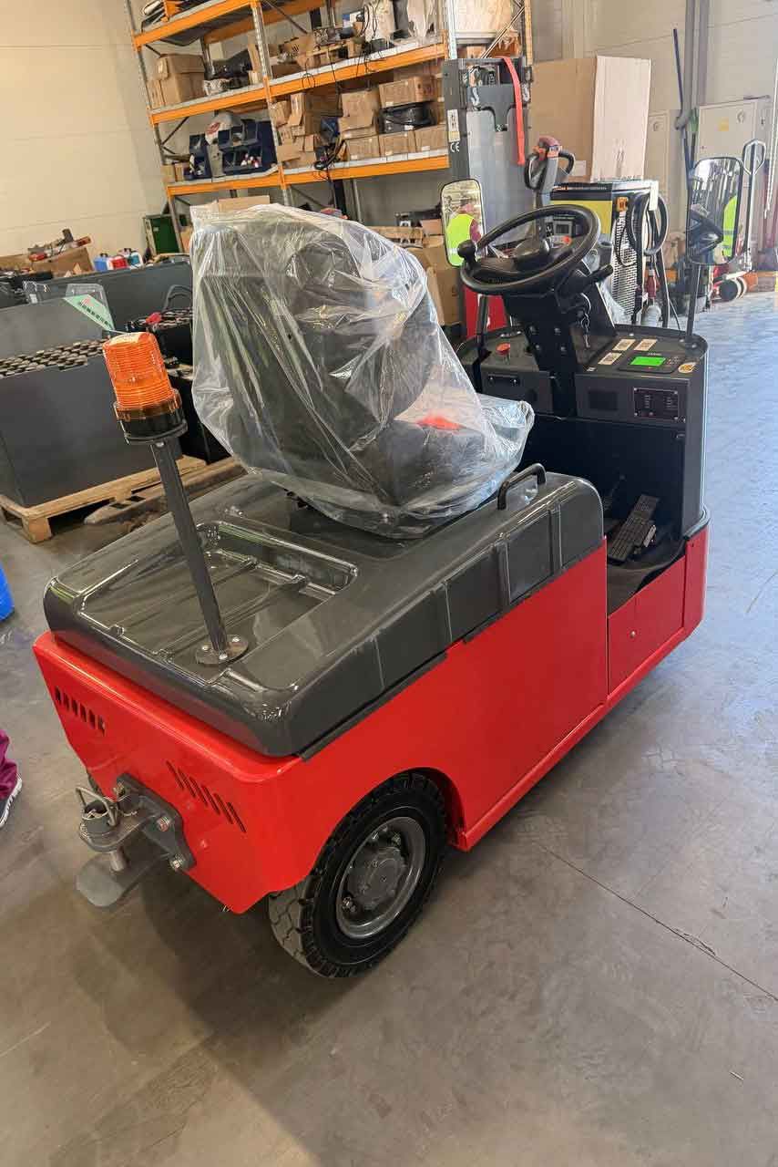 электрический тягач для склада JAC QD45S1 перед поставкой клиенту