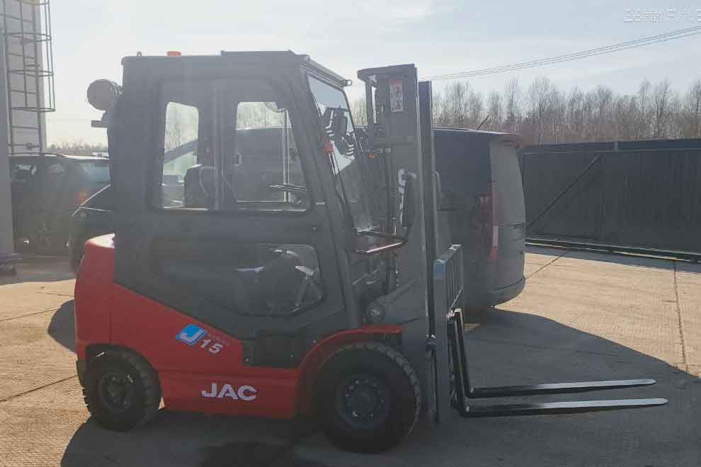 Вилочный погрузчик JAC CPCD15J EURO перед отгрузкой заказчику