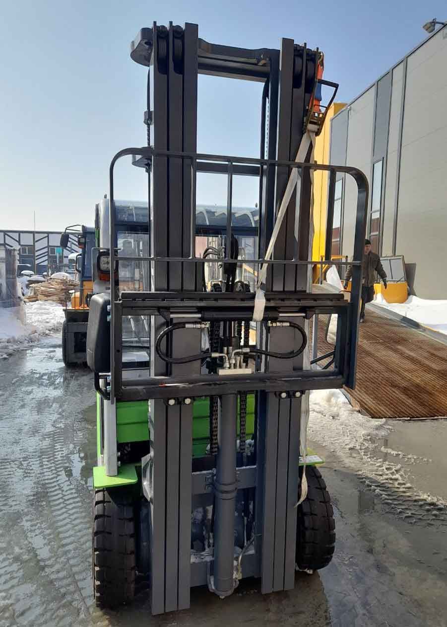 Погрузчик JAC CPD25S в процессе подготовки к транспортировке
